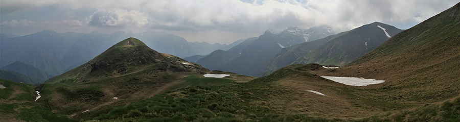 Scendendo dalla Bocchetta Triomen al Monte Avaro
